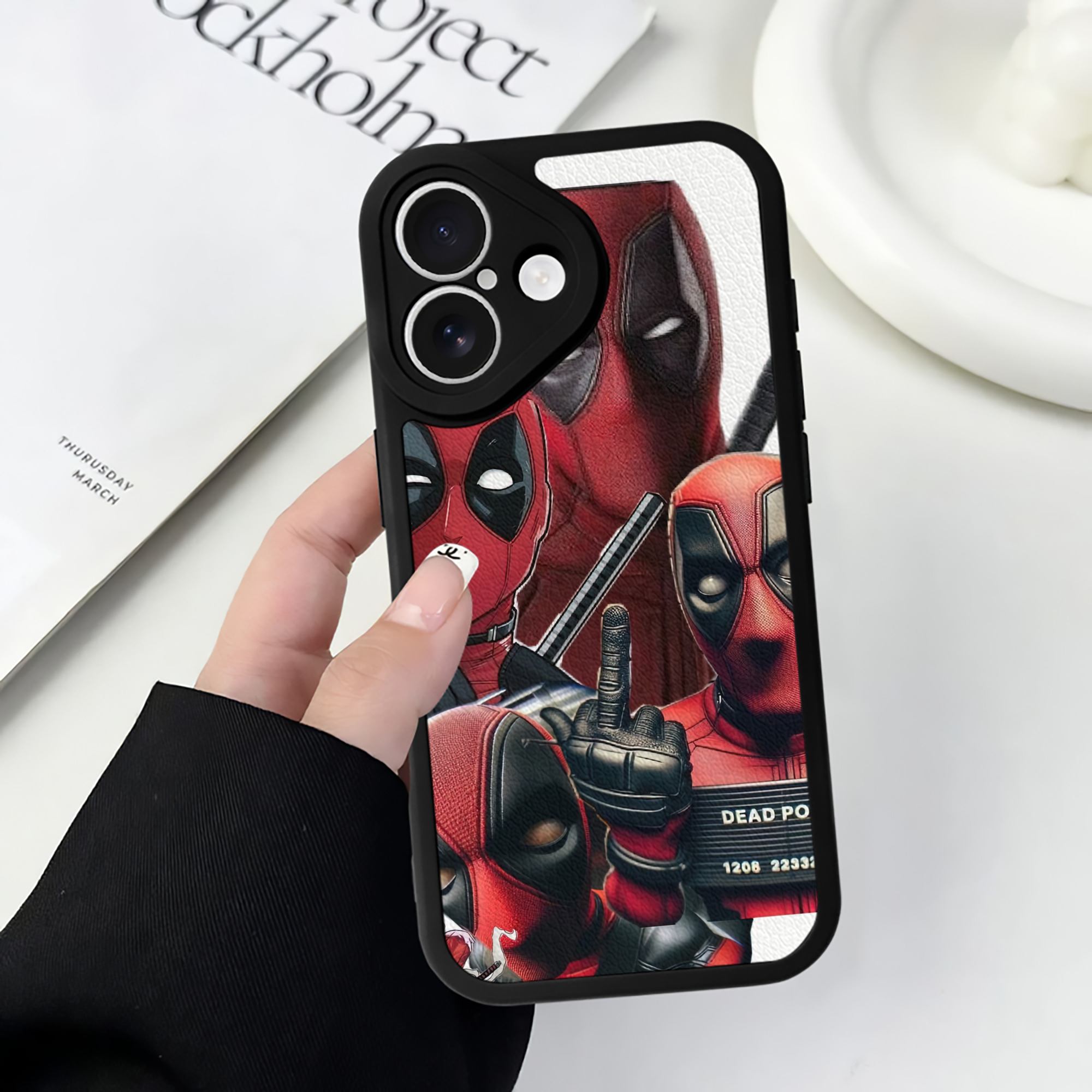 （画像用） Deadpool デッドプール 【iPhone 16シリーズ対応】シリコンスマホケース（レザー調） 材質：シリコン